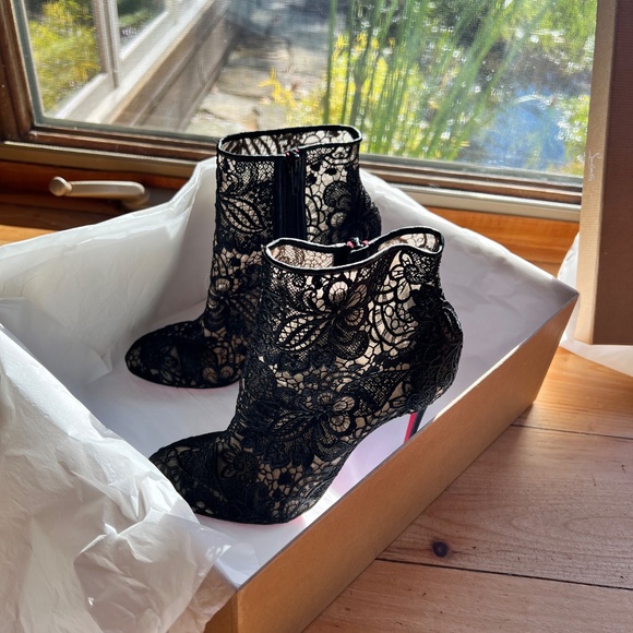 Louboutin boots. - Picture 9 of 11